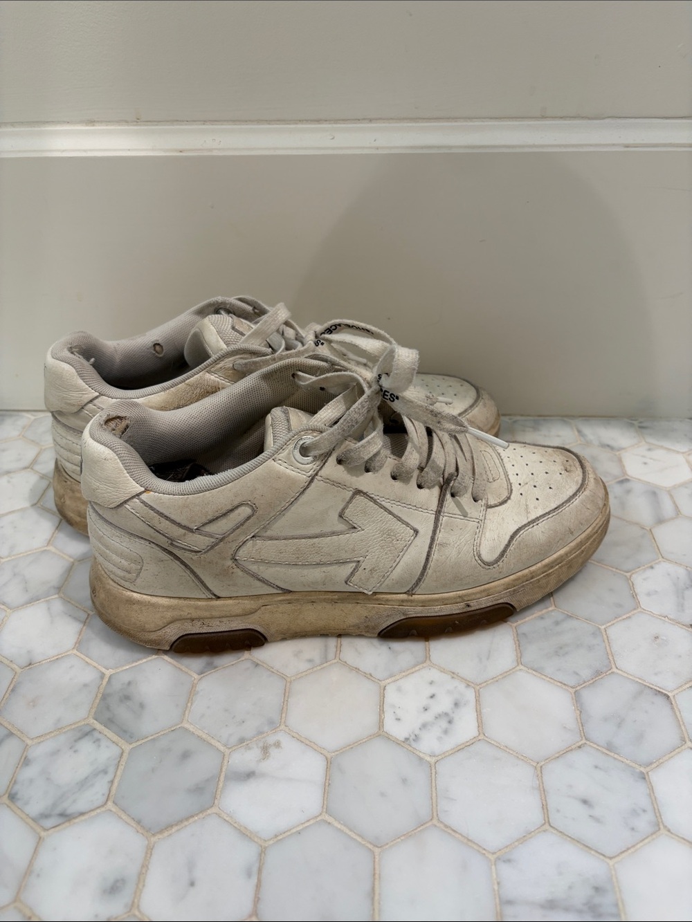 OFF WHITE Leather Sneakers need cleaning
